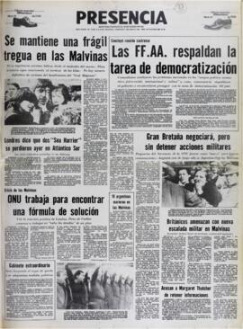 CONCLUYÓ REUNIÓN CASTRENSE LAS FF.AA. RESPALDAN LA TAREA DE DEMOCRATIZACIÓN. (1982, 07 de mayo). Presencia [La Paz, Bolivia], p. 1.