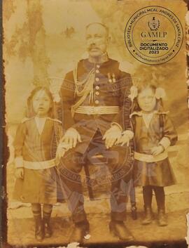 Retrato de Militar CON DOS NIÑAS