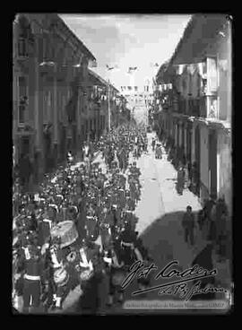 Desfile cívico del 16 de julio, pasando por la calle Mercado.