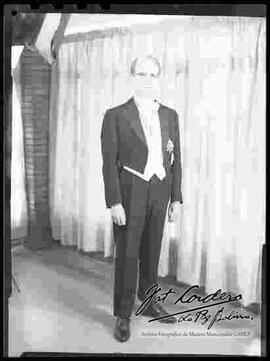 Presidente   Luis Adolfo Siles Salinas, en el interior de su casa, fue Presidente de Bolivia  del 27 de abril al 26 de septiembre de 1969