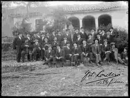 Grupo político en el patio de una casa