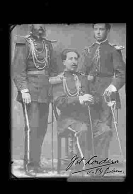 Reproducción fotográfica de tres oficiales