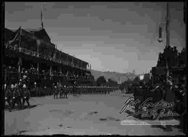 Cadetes del Colegio Militar, pasando por el palco oficial para la transmisión de mando de Ismael Montes a Gutérrez Guerra