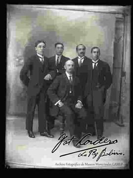 Foto de estudio de la asociación -  directorio central de la liga de futbol de 1915 , donde se encuentra sentado el sr. Henry de Genst y parados: Raul Pinedo, Oscar Torres, Francisco Pinaya y Nestor Crespo Diaz