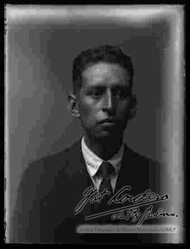 Foto de estudio de medio cuerpo de un varón vestido de traje y corbata