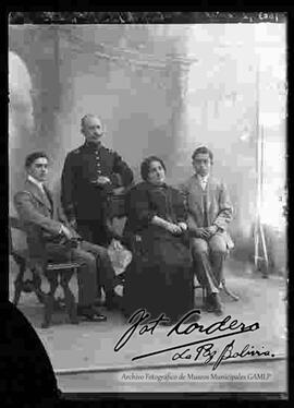 Retrato  de estudio de una familia