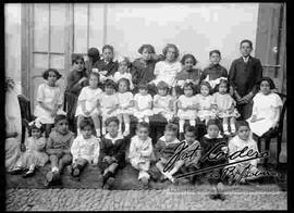 Grupo de niños y niñas de una escuela en el patio de una casa