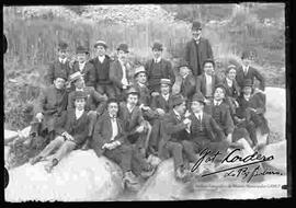 Grupo político de los liberales, en un día de campo. entre ellos se encuentra Julio Cordero Castillo
