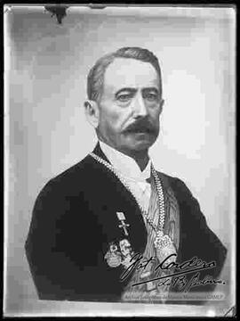 Reproducción de una fotografía de medio cuerpo de Gregorio Pacheco Leyes,  Presidente de Bolivia durante el periodo de 4 de septiembre  1884 al 15 de agosto de 1888