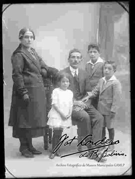 Retrato  de estudio de una familia