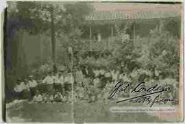 Vista de un grupo de estudiantes, tomada en el patio de la escuela fiscal Inquisivi, el 30 de noviembre de 1929