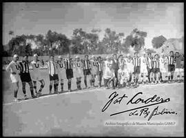 Equipos de futbol, uno de La Paz y el otro de Cochabamba, juntos en la antigua cancha de la avenida Arce (actual plaza Bolivia)