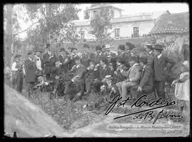 Grupo de varones compartiendo bebidas en el patio de una casa particular