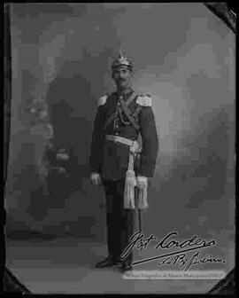 Foto de estudio de un Coronel, vestido con uniforme de gala