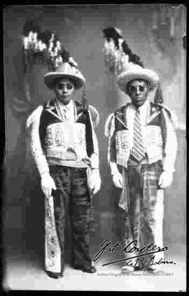 Foto de estudio de dos varones con el traje folklórico de una danza.