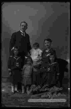 Retrato  de estudio de una familia