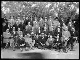 Grupo político, reunido en el patio de una casa particular