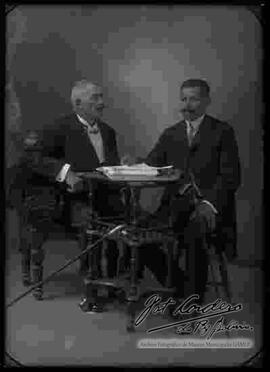 Fotografía de estudio de dos varones.