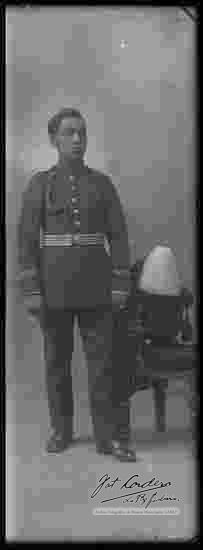 Fotografía de estudio. cadete del Colegio Militar, de pie