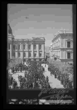 Concentración de una multitud de personas delante del Palacio de Gobierno, Plaza Murillo el 21 de julio de 1946.