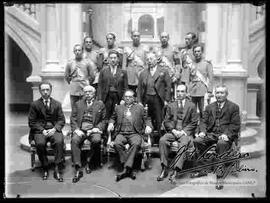 Presidente Hernando Siles, junto a Ministros , Ministro de Educación Rigoberto Paredes y  Alto Mando Militar, en las gradas del Palacio de Gobierno