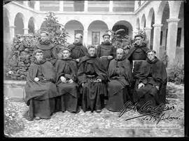 Sacerdote  franciscano en el patio del Convento de San Francisco