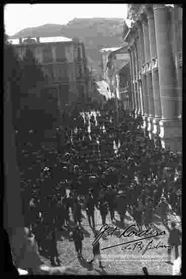 Desfile pasando delante del palacio legislativo - plaza Murillo.