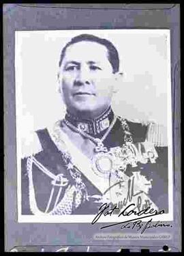 Reproducción de una fotografía del presidente Carlos Quintanilla