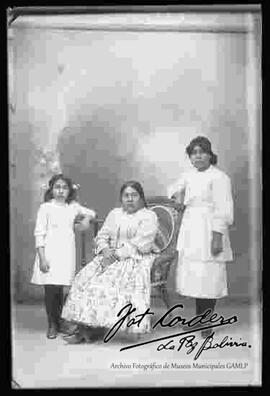 Foto de estudio de una familia. Una chola junto a sus dos hijas