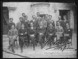 Grupo de 18 profesores posando en el patio de un colegio.