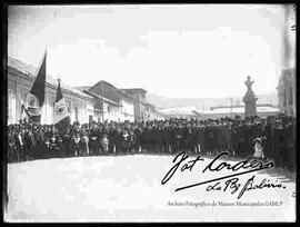 Aniversario del Perú. autoridades se encuentran reunidas en la plaza Venezuela realizando un homenaje al monumento el 28 de julio de 1905.