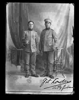 Foto de estudio de dos soldados