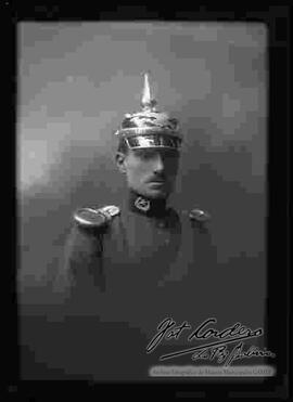 Foto de estudio de medio cuerpo y con esfumador de un teniente efectivo del Colegio Militar