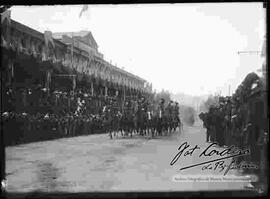 Regimiento de caballería haciendo su ingreso por el palco armado delante del Colegio Militar