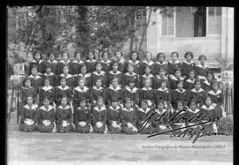 Grupo de señoritas formadas para la foto, en el patio del colegio María Auxiliadora