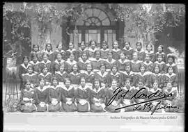 Grupo de señoritas formadas para la foto  en el patio del colegio María Auxiliadora