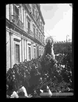 Procesión de la Virgen del Carmen, delante del palacio de gobierno, plaza Murillo, en conmemoración al 16 de julio.