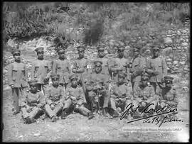 Grupo de cadetes junto a su Instructor y un enfermero, en afueras de la ciudad