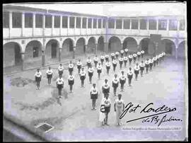 Oficiales instructores delante de cadetes de la policía en clase de educación fíSica en el patio de la policía