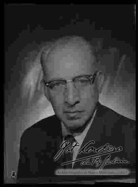 Julio Cordero Ordoñez,  dos tomar de medio cuerpo.