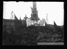 Concentración de una multitud de personas en el interior de la plaza Murillo, con una pancarta: viva Bolivia, viva la religión, viva el pueblo católico