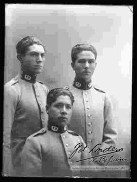 Foto de estudio de tres cadetes del Colegio Militar, entre los cuales se encuentra Germán Busch