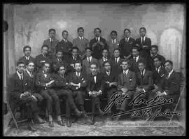 Foto de estudio de un grupo de jóvenes universitarios