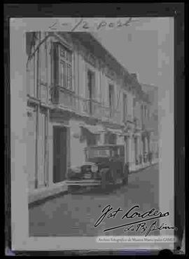 Reproducción de la fotografía del automóvil de Franz Tamayo estacionado afuera de su casa, en la calle Loayza.