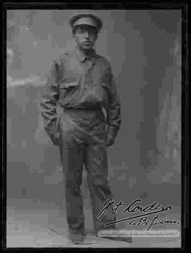 Foto de estudio, de medio cuerpo, de un soldado  de la Guerra del Chaco