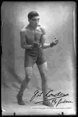 Foto de estudio de un boxeador del club Pabón, entrenando