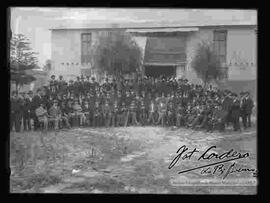 Grupo político en el patio de una casa