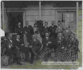 Grupo de médicos en una reunion, en el patio de una casa particular