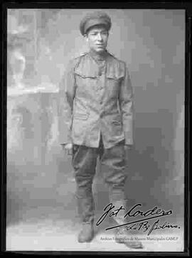 Foto de estudio de un soldado de la Guerra del Chaco