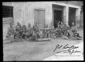 Cadetes junto a dos piezas ametralladoras pesadas, en el patio del Colegio Militar
